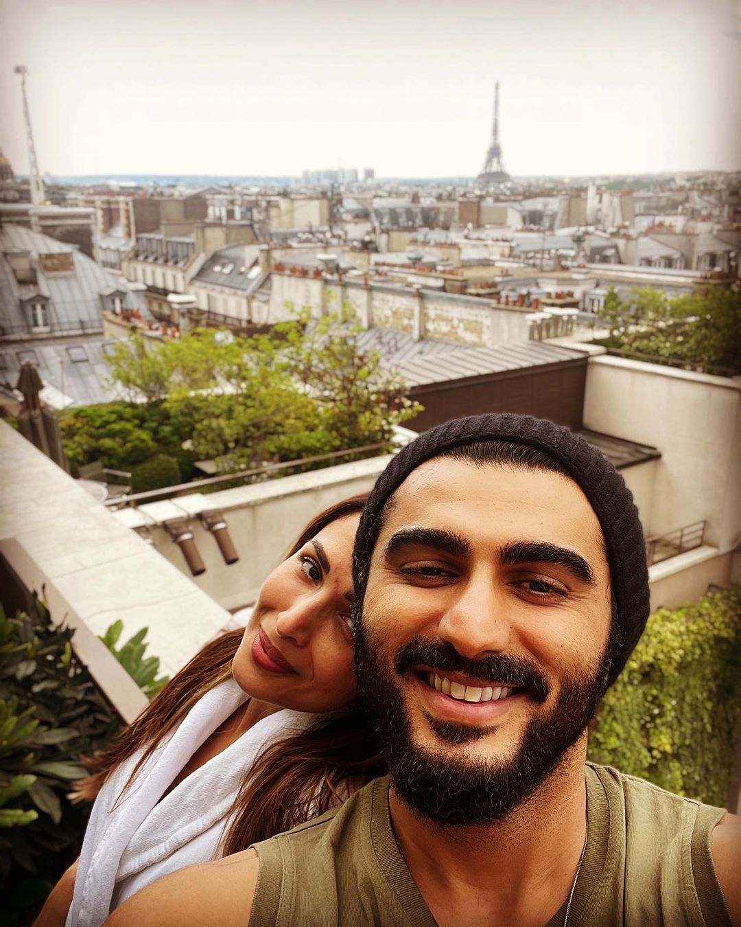 Arjun Kapoor Malaika Arora Gets Cozy In Hotel Balcony Malaika Gets