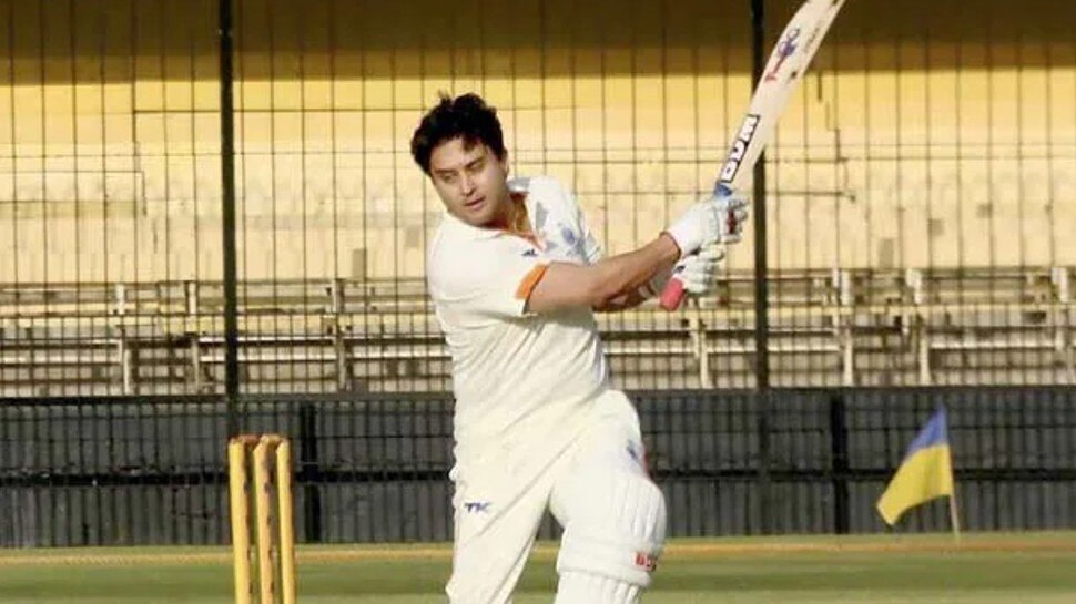 Union Minister Jyotiraditya Scindia Cricket Shot Hit BJP Worker Head In