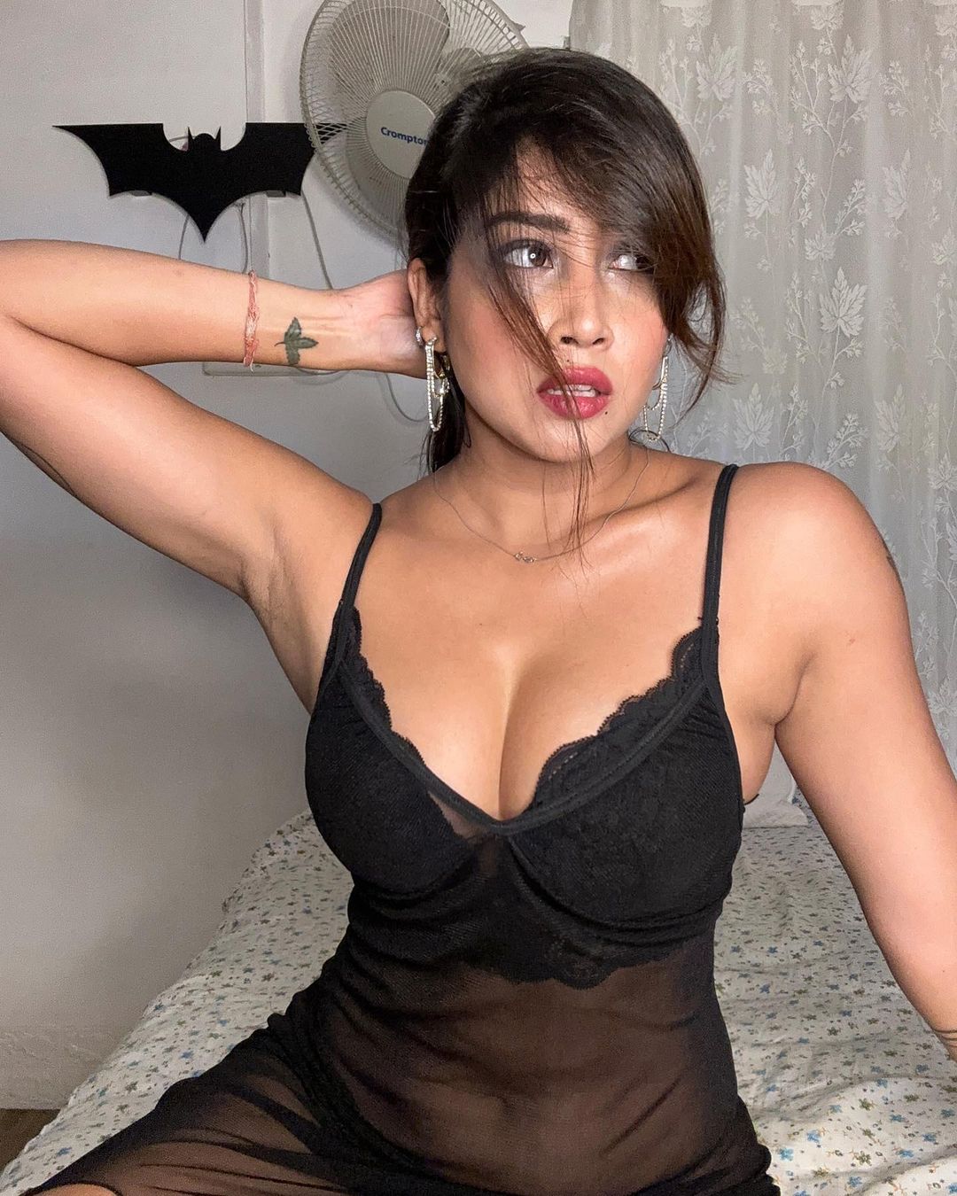 Sexy Sofia Ansari Look Too Hot In Latest Photos Braless Show Cleavage In Front Of Crowd To