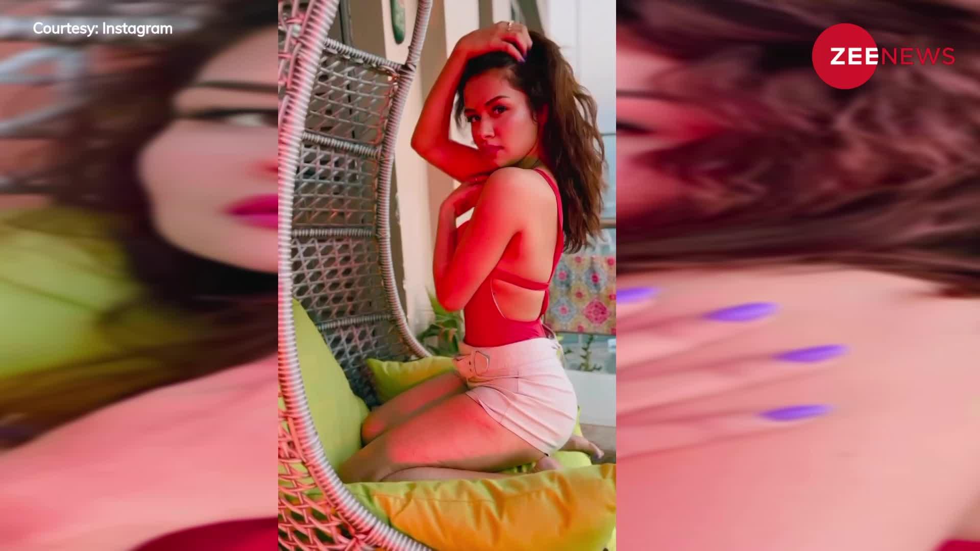 Avneet Kaur Looks Smoking Hot In Pink Bikini Gave Sexy Poses Fans