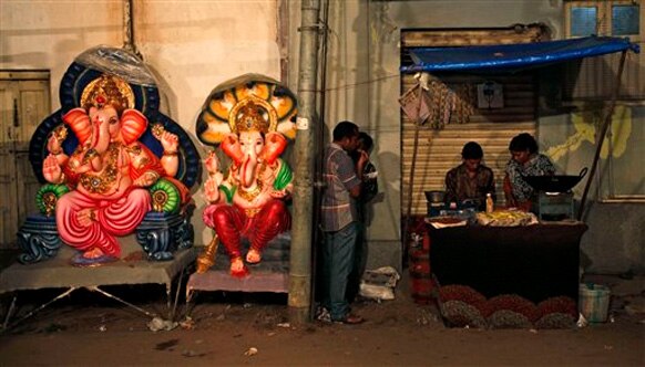 हैदराबाद में भगवान गणेश की प्रतिमा बेचने के लिए रखी गई।