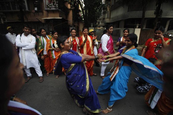 मुंबई में गणेश चतुर्थी त्योहार के दौरान डांस करते श्रद्धालु।