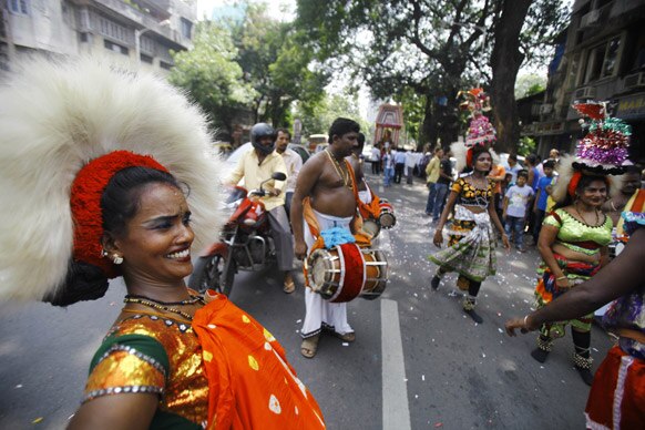 मुंबई में गणपित के विसर्जन के दौरान पारंपरिक डांस करते श्रद्धालु।