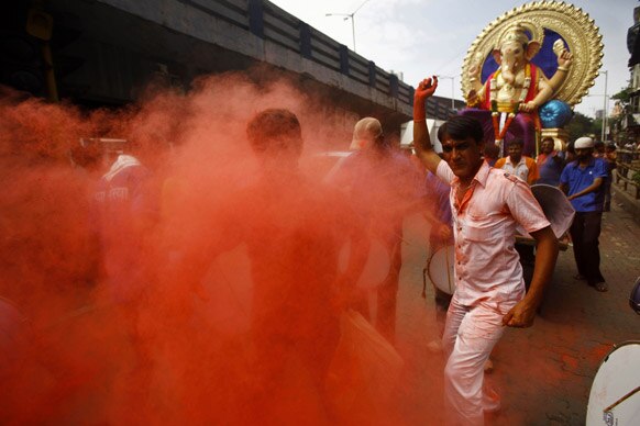 मुंबई में गणपित के विसर्जन के दौरान डांस करते हिंदू श्रद्धालु।
