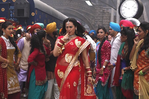 सोनाक्षी सिन्हा अपनी आने वाली फिल्म सन ऑफ सरदार में, यह फिल्म दीपावली के मौके पर रिलीज होगी।