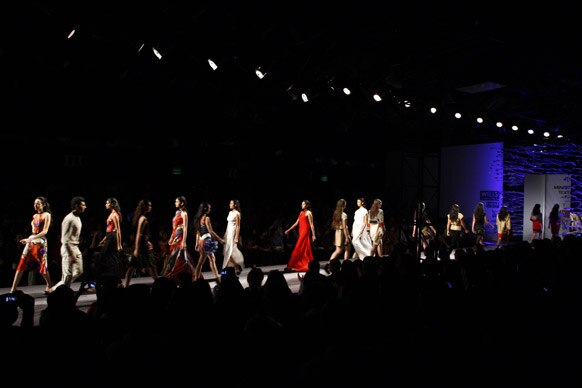 नई दिल्ली में विल्स लाइफस्टाइल इंडिया फैशन वीक स्प्रिंग समर 2013 के दौरान डिजाइनर अत्सु सेखोसे का क्रिएशन पेश करतीं मॉडल।