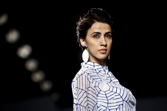 नई दिल्ली में विल्स लाइफस्टाइल इंडिया फैशन वीक स्प्रिंग समर 2013 के दौरान डिजाइनर आनंद काबरा का क्रिएशन पेश करती मॉडल।