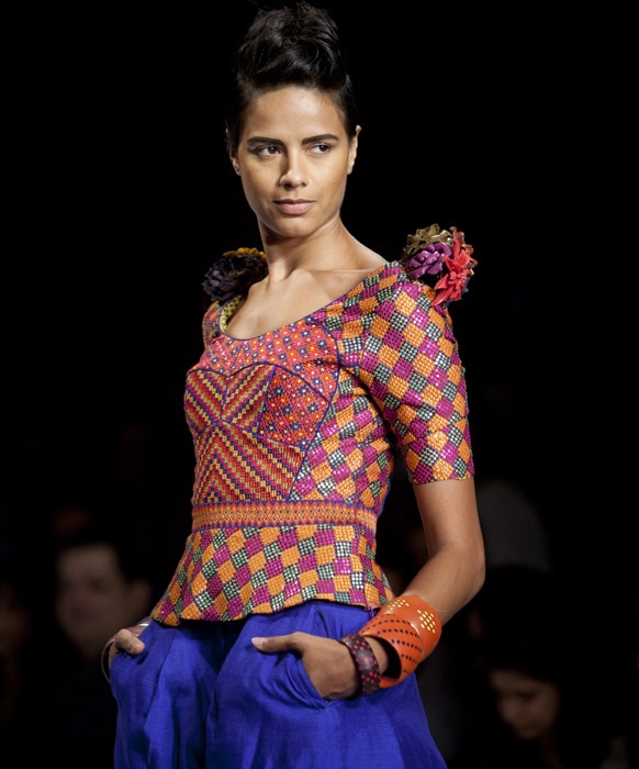 नई दिल्ली में विल्स लाइफस्टाइल इंडिया फैशन वीक स्प्रिंग समर 2013 के दौरान डिजाइनर का क्रिएशन पेश करती मॉडल।
