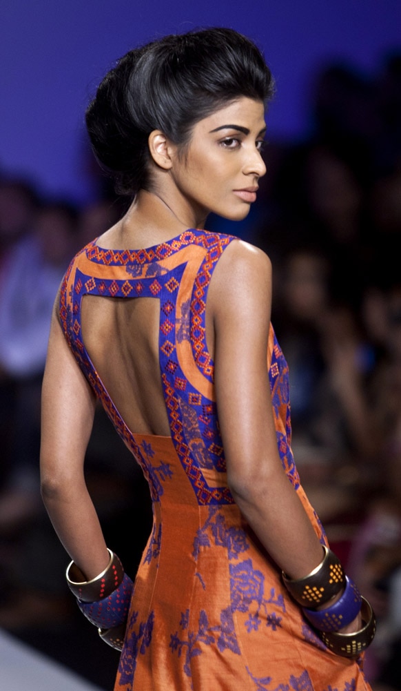 नई दिल्ली में विल्स लाइफस्टाइल इंडिया फैशन वीक स्प्रिंग समर 2013 के दौरान डिजाइनर का क्रिएशन पेश करती मॉडल।