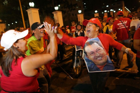 वेनेजुएला में राष्ट्रपति ह्यूगो चावेज के समर्थक पोलिंग स्टेशन के बाहर खड़े हैं।