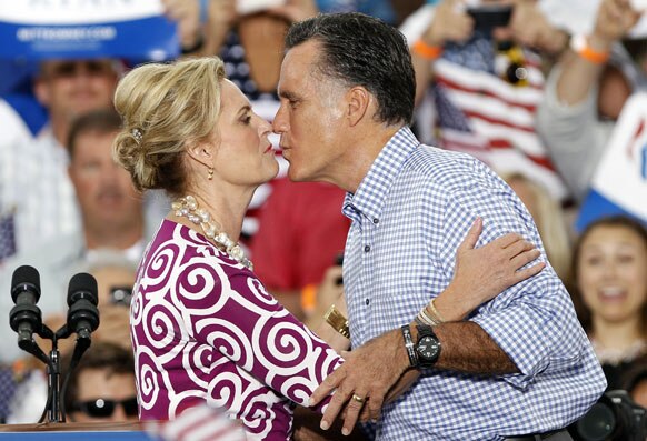 अपनी चुनावी रैली के दौरान अमेरिकी राष्ट्रपति पद के रिपब्लिकन उम्मीदवार मिट रोमनी अपनी पत्नी को किस करते हुए।