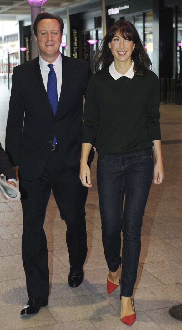 ब्रिटेन के पीएम डेविड कैमरन और उनकी पत्नी समांथा बीबीसी के स्टूडियो में जाते हुए।