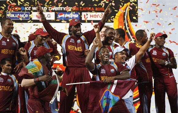 टी-20 वर्ल्ड कप जीतने के बाद खुशी मनाती वेस्टइंडीज की टीम।