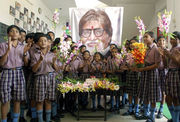 यूपी के मिर्जापुर में स्कूली छात्रों ने अमिताब का जन्मदिन मनाया।