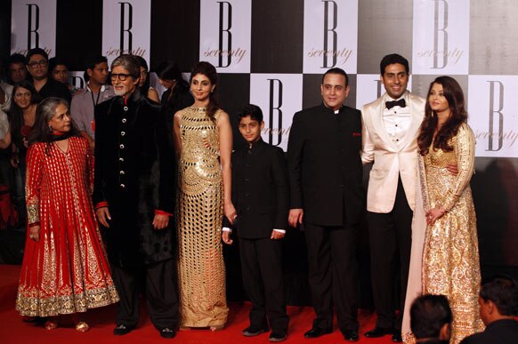 इस मौके पर अमिताभ बच्चन के साथ उनका पूरा परिवार।