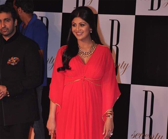 इस दौरान अभिनेत्री शिल्पा शेट्टी, शमिता शेट्टी अपने पति राज कुंद्रा के साथ शरीक हुई।