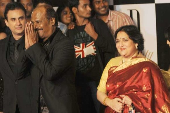 बिग को बर्थडे की बधाई देने सुपरस्टार रजनीकांत अपनी पत्नी लता के साथ पहुंचे।