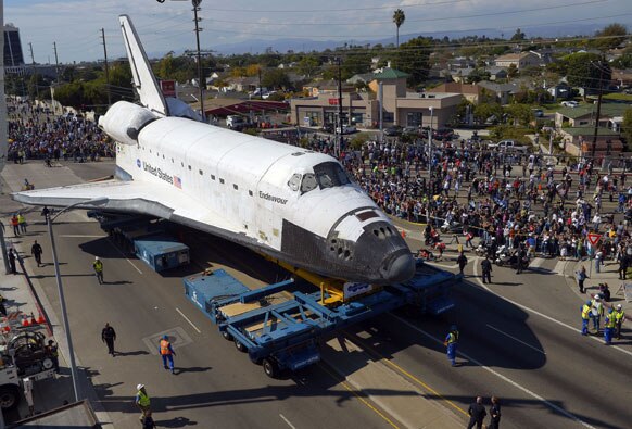 लॉस एंजिल्स में अंतरिक्षत यान इंडेव्योर।