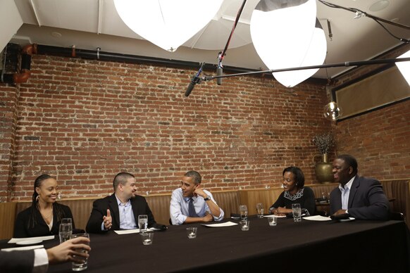 वाशिंगटन में अपने चुनाव-प्रचार से सम्बंधित एक बैठक को सम्बोधित करते राष्ट्रपति बराक ओबामा।