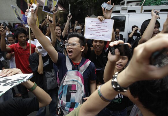 फिलीपींस के मनीला में साइबर अपराध विरोधी कानून के खिलाफ प्रदर्शन में भाग लेते लोग।