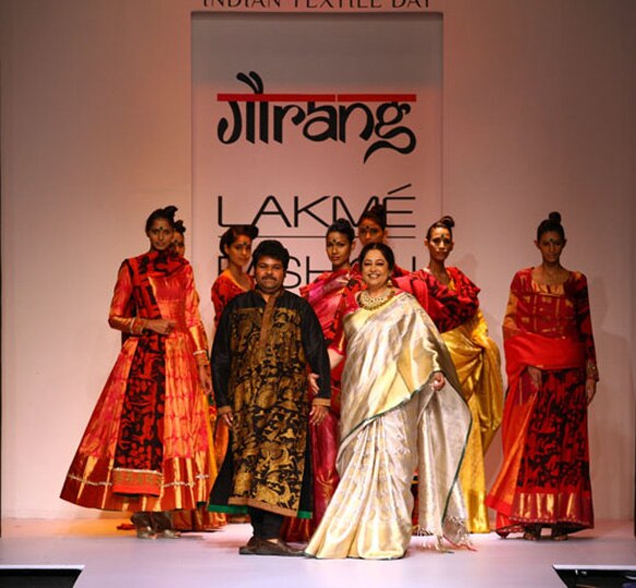 दुबई नुमाइश फैशन शो में डिजायनर गौरांग के संग्रह को अभिनेत्री किरन खेर ने पेश किया।
