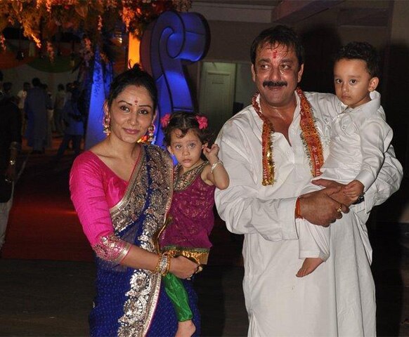 मुंबई में अपने घर पर आयोजित माता की चौकी में पत्‍नी मान्‍यता और बच्‍चों के साथ अभिनेता संजय दत्‍त।