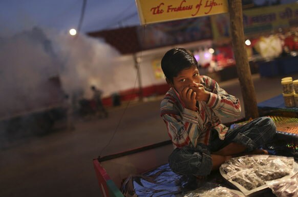 नई दिल्ली में धुएं से बचाव की कोशिश करता एक लड़का।