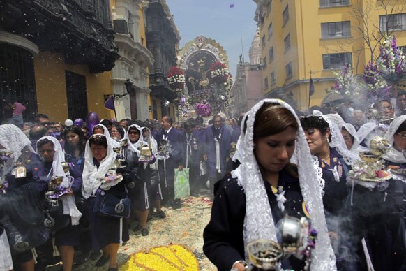 पेरू के लीमा में लीमा संत के सम्मान में जुलूस निकालते लोग।