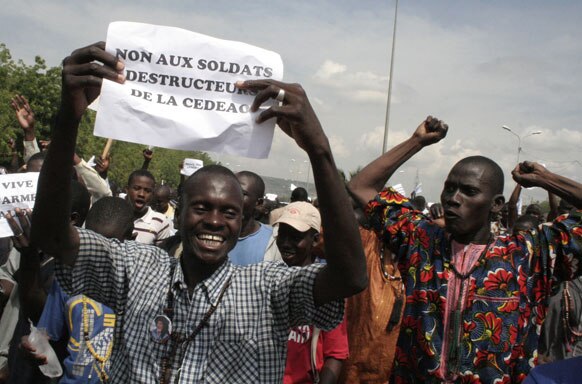माली के नॉर्थ मार्च में सैन्य हस्तक्षेप का विरोध करते स्थानीय नागरिक।