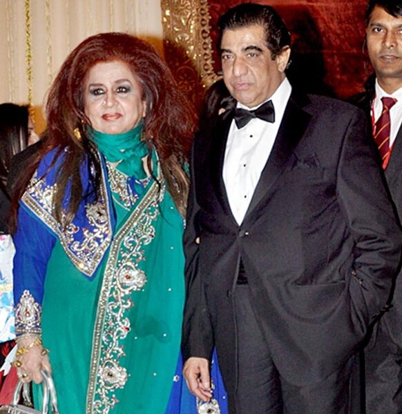 शहनाज हुसैन अपने पति के साथ समारोह में पहुंचीं।