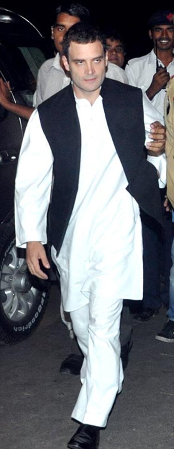 दावत-ए-वलीमा में कांग्रेस के महासचिव राहुल गांधी भी नव दंपति को शुभकामनाएं देने पहुंचे।