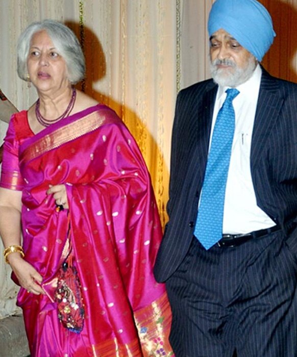 दावत-ए-वलीमा में अपनी पत्‍नी के साथ पहुंचे योजना आयोग के उपाध्‍यक्ष मोंटेक सिंह अहलूवालिया।