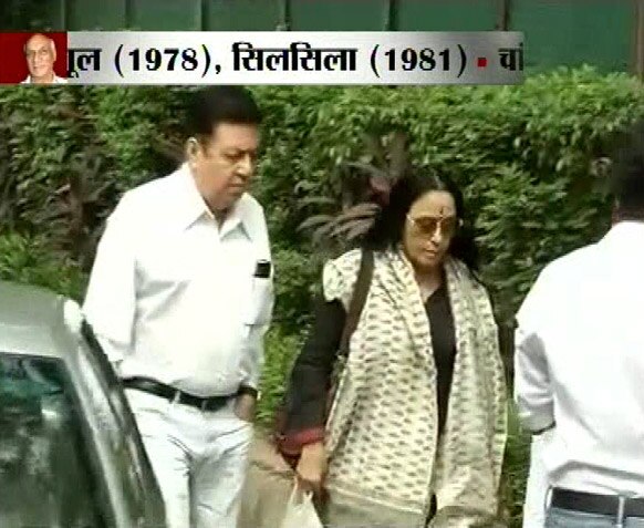 मुंबई में 'किंग आफ रोमांस' यश चोपड़ा के अंतिम संस्‍कार के मौके पर गायिका ईला अरुण।