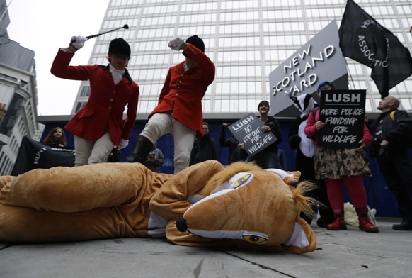 लंदन में पशुओं के अधिकार को लेकर प्रदर्शन करते हुए हंट सेबोटर्स एसोसिएशन के सदस्‍य।