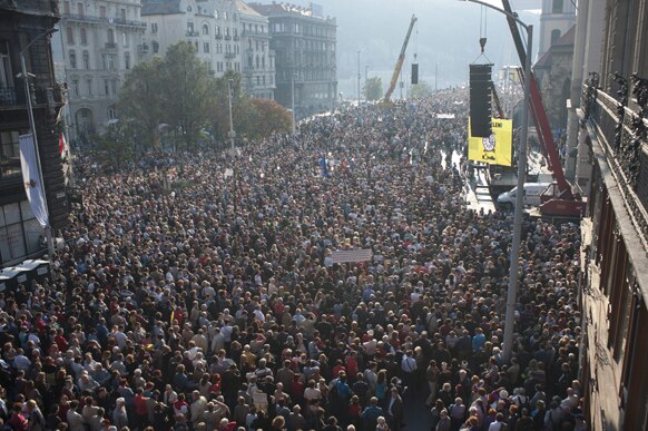 बुडापेस्‍ट में प्रेस की आजादी के समर्थन में हजारों लोगों ने रैली निकाली।