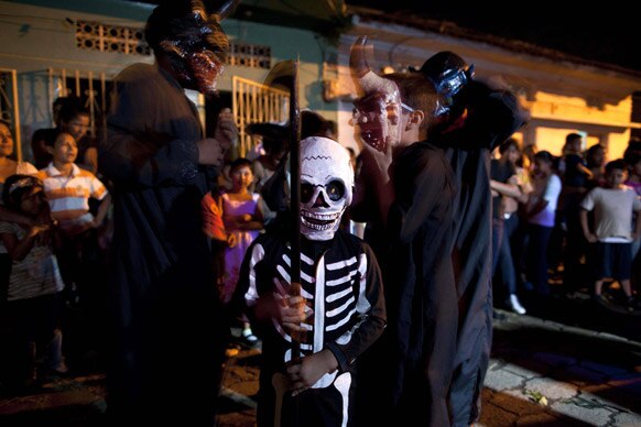 निकारगुआ में एक समारोह में शिरकत करते स्थानीय लोग।