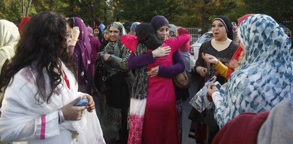 न्यूयार्क में एक दूसरे को ईद की बधाई देतीं मुस्लिम महिलाएं।