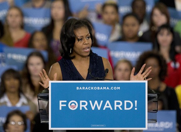 लॉस वेगास में चुनाव-प्रचार के दौरान लोगों से मुखातिब अमेरिका की प्रथम महिला मिशेल ओबामा।
