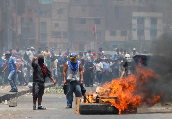 लीमा में शहर के प्रशासन के खिलाफ प्रदर्शन करते लोग।