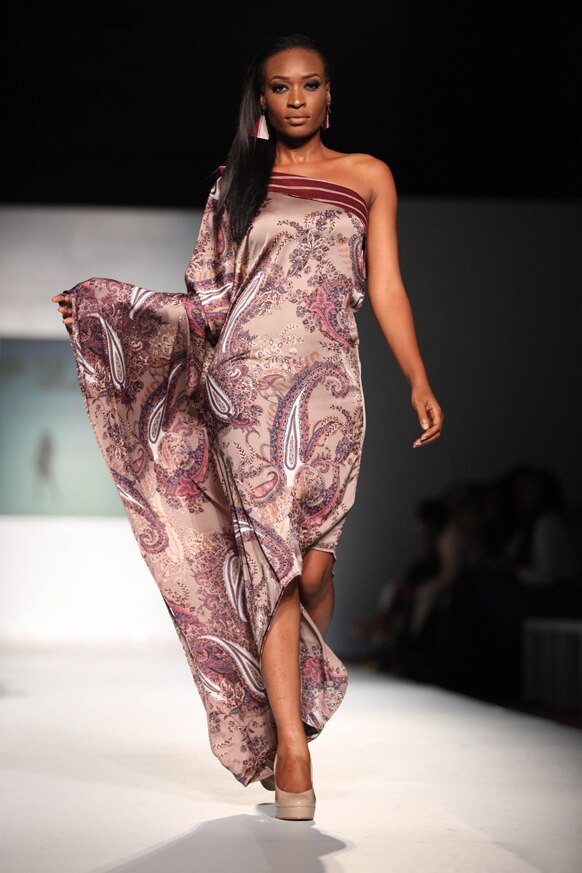 नाइजीरिया के लागोस में एमटीएन फैशन वीक के दौरान डिजाइनर बेल्ले डू जोर का क्रिएशन पेश करती मॉडल।