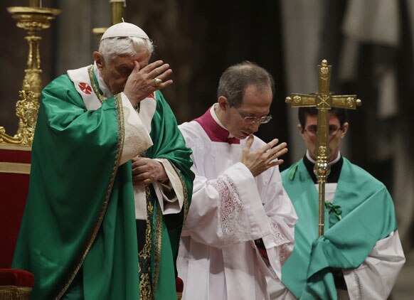 वेटिकन में सेंट पीटर बसिलिका में एक समारोह में पोप बैंडिक्ट XVI