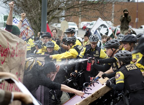 पोर्टलैंड में प्रदर्शनकारियों पुलिस पर आंसू गैस के गले छोड़े और पानी की बौछार की।