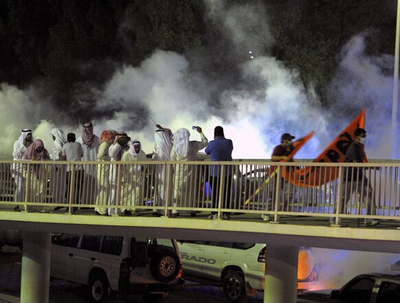 कुवैत में प्रदर्शनकारियों और पुलिस के बीच भारी झड़प हुई।
