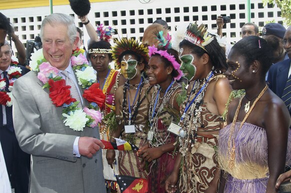 ब्रिटेन के राजकुमार चार्ल्स न्यू पापुआ गिनीया में लोगों से मिलते हुए।