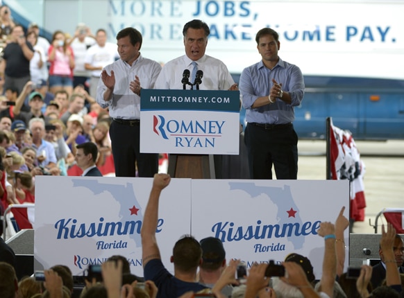 अमेरिकी राष्ट्रपति चुनाव 2012 में रिपब्लिकन उम्मीदवार मिट रोमनी चुनाव प्रचार के दौरान लोगों को संबोधित करते हुए।