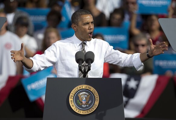 लॉस बेगास में चुनाव प्रचार के दौरान लोगों को संबोधित करते राष्ट्रपति बराक ओबामा।