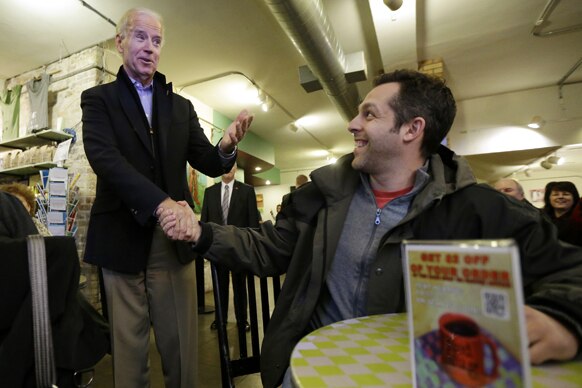उप राष्ट्रपति जो बेडेन रेड मग कॉफी शॉप में ग्राहकों से हाथ मिलते हुए।