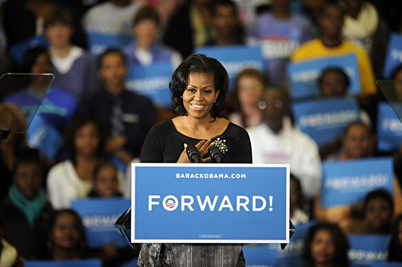 अमेरिका की प्रथम महिला मिशेल ओबामा हैम्पटन विश्वविद्यालय में अपने पति बराक ओबामा के समर्थन में प्रचार करती हुईं।