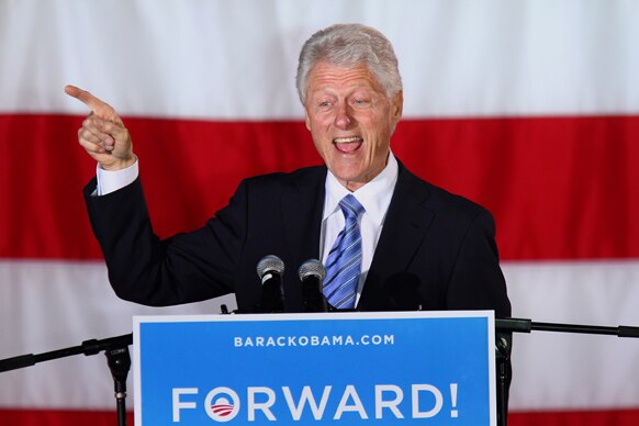 पूर्व अमेरिकी राष्ट्रपति बिल क्लिंटन बराक ओबामा के समर्थन में चुनाव प्रचार करते हुए।