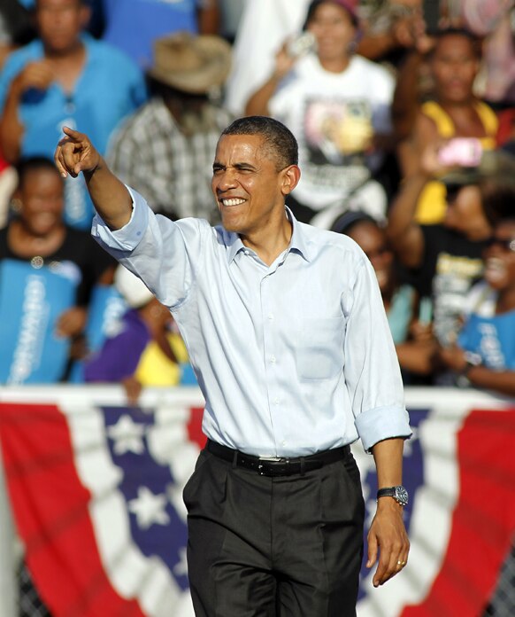 अमेरिकी राष्ट्रपति बराक ओबामा चुनाव प्रचार के दौरान हॉलीवुड के एमसी आर्थर हाई स्कूल में लोगों को संबोधित करते हुए।